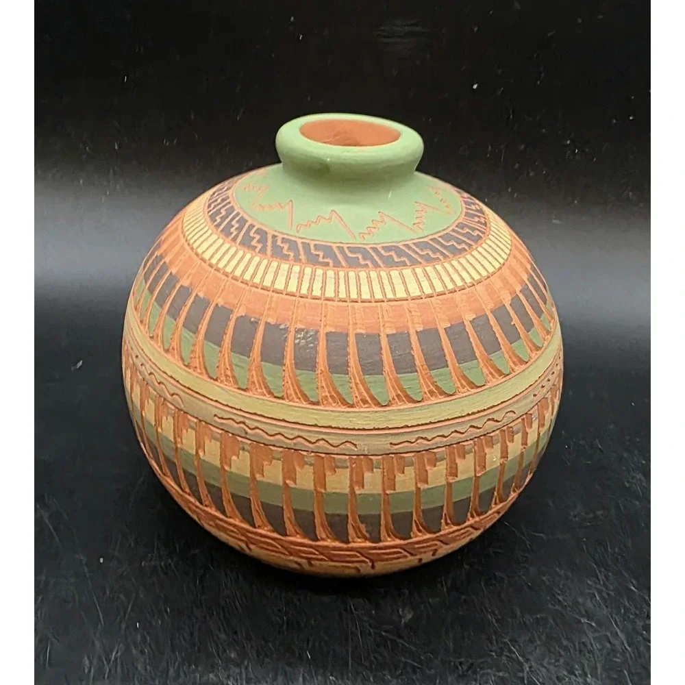 Vintage Navajo Southwestern Native American Pottery Etched Weed Pot Vase Signed